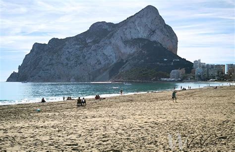 Familias disfrutando en las playas de Calpe con el Peñón de Ifach de fondo
