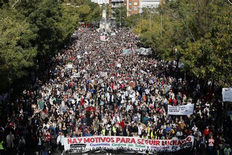 Heidi Crowter en una manifestación por los derechos de las personas con síndrome de Down.