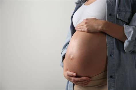 Foto de una mujer embarazada mostrando su vientre grande en la semana 38