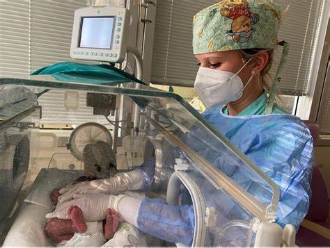 Esquema representativo de los cuidados intensivos neonatales y la importancia del seguimiento médico en casos de prematuridad extrema.