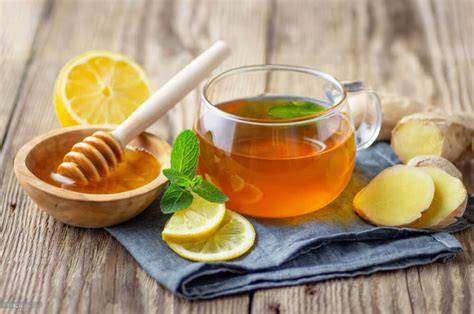 Taza de té de jengibre con limón y miel