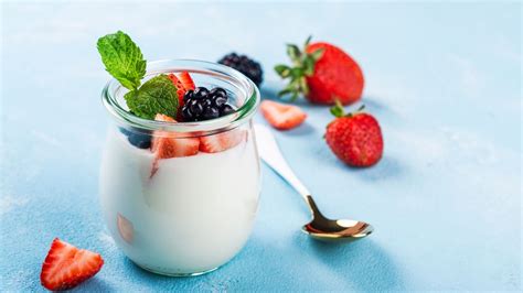 Yogur natural con frutas como fuente de probióticos