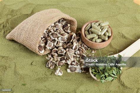 Foto de diferentes presentaciones comerciales de moringa: polvo, cápsulas y hojas secas para infusión