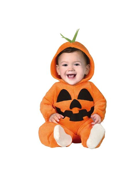 Bebé disfrazado de calabaza con expresión adorable