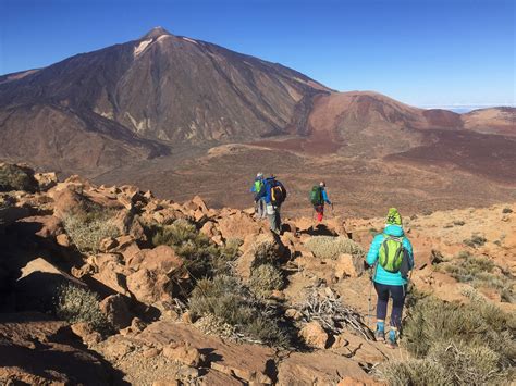 Familia equipada para senderismo en el Teide