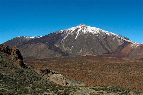Senderistas en una ruta volcánica del Teide