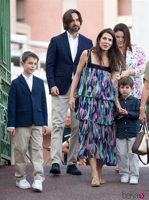Carlota Casiraghi con sus hijos Raphaël y Balthazar en un evento oficial