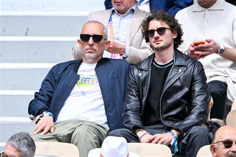 Raphaël Elmaleh junto a su padre Gad Elmaleh en un estreno de cine en París