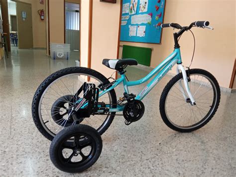 Foto comparativa de una bicicleta con ruedines y una bicicleta sin ruedines, destacando la facilidad de uso.