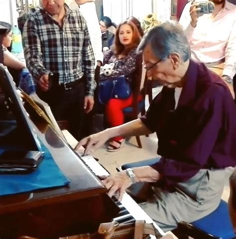 Foto de Pedro Plascencia Salinas tocando el piano