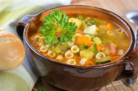 Sopa de pollo con pasta de letras y verduras para bebés