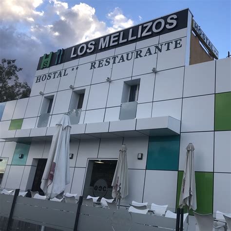 Foto de la fachada del Hostal Restaurante Los Mellizos con su cartel visible