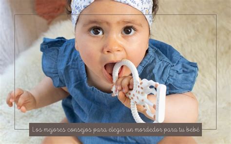 Bebé sonriendo mientras muerde un mordedor