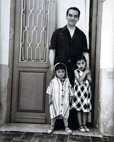 Federico García Lorca con sus sobrinos Vicenta y Manuel Fernández-Montesinos