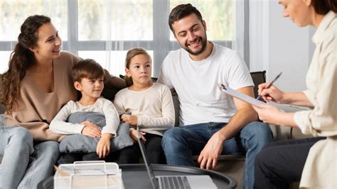 Familia cuidando a un recién nacido, representando la conciliación laboral y familiar