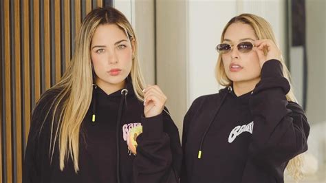 Foto de dos gemelas adultas con estilos y expresiones diferentes, destacando su individualidad
