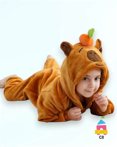 Bebé con pijama de capibara sonriendo
