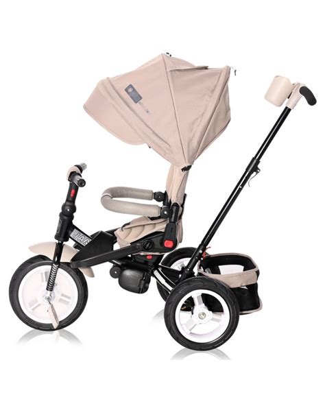 Bebé sentado en un triciclo evolutivo con control parental, al aire libre