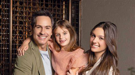 Itziar Miranda sonriendo junto a sus dos hijas