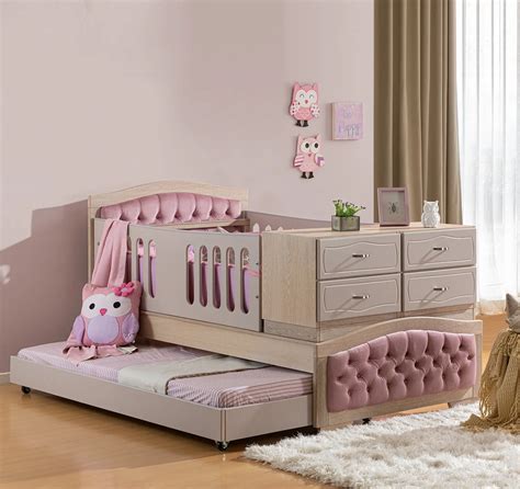 Foto detallada de una cama cuna de madera roble con tapizado de lino y diseño capitoneado, mostrando su elegancia.