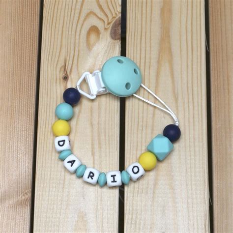 Diseños creativos y personalizados de chupeteros con nombres y figuras