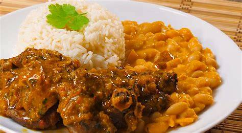Plato de arroz con cabrito en paella