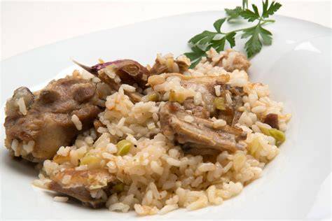 Ingredientes frescos para arroz con cabrito