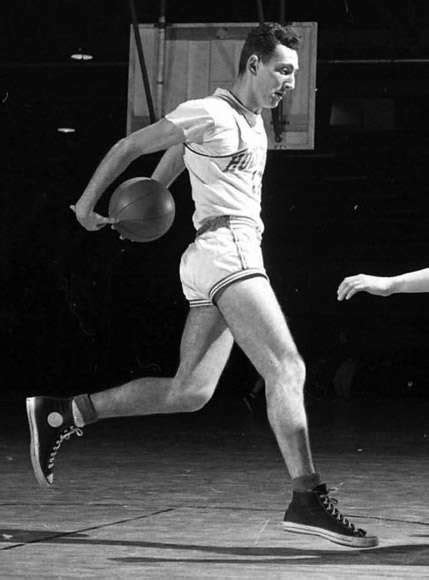 Chuck Taylor impartiendo un clínic de baloncesto en los años 50 con unas Chuck