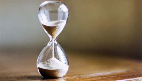 Foto artística de un reloj de arena o un calendario simbolizando el paso del tiempo