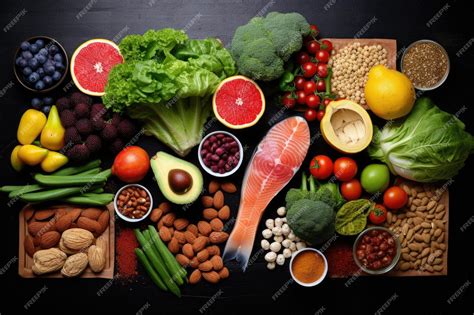 Plato con una selección de alimentos saludables recomendados para mujeres con diabetes gestacional, incluyendo frutas, verduras, granos integrales y proteínas magras.