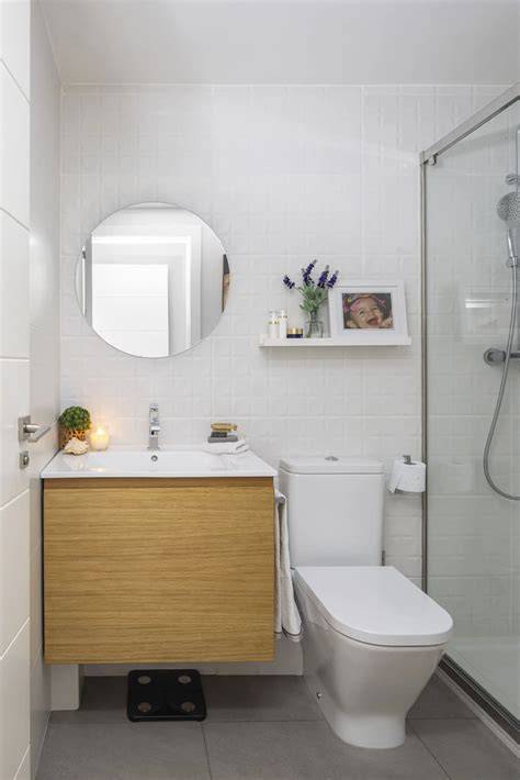 Foto de un contenedor de pañales moderno y funcional en un baño de bebé