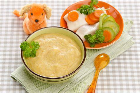 Puré de merluza terminado en un bol para bebé
