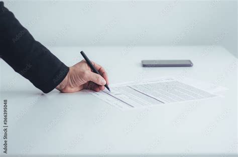 Documento oficial MATB1 con un bolígrafo y manos que lo sostienen