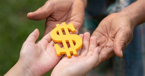 Ilustración de una madre recibiendo un subsidio o apoyo económico