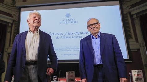 Foto de Alfonso Guerra junto a Felipe González durante el gobierno