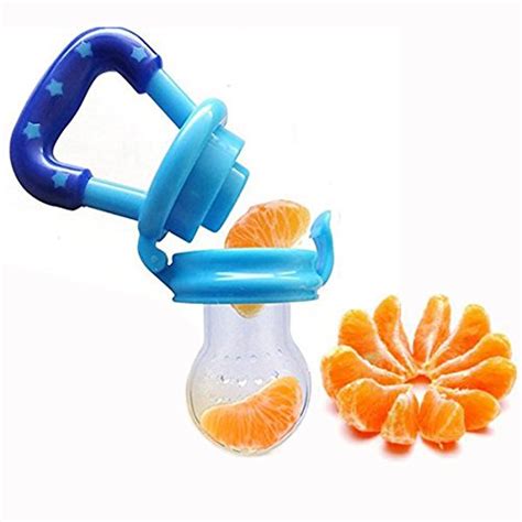 Bebé sonriente con chupete de fruta