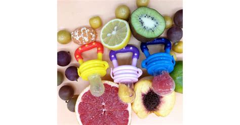 Variedad de chupetes de fruta con accesorios