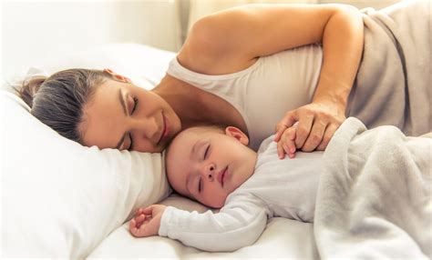 fotografía de una madre descansando mientras el bebé duerme