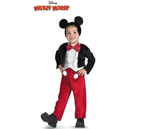 Foto de niño feliz luciendo un disfraz de Mickey Mouse clásico de cuerpo entero
