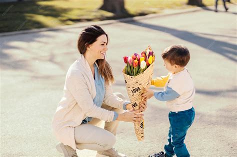 Fotografía de un niño mayor entregando una flor en un funeral.