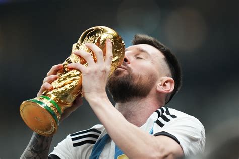 Lionel Messi levantando la Copa del Mundo con la Selección Argentina