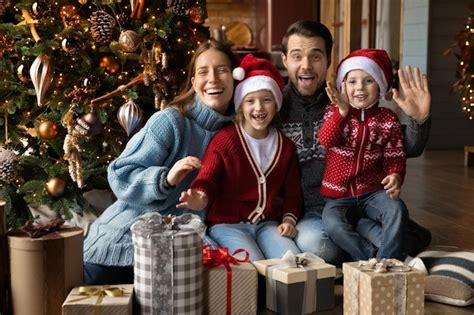 Imagen de una familia francesa sonriente con niños