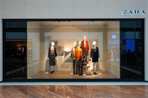 Fotografía de un escaparate premiado o del interior de una tienda Nino Alvarez, destacando el diseño