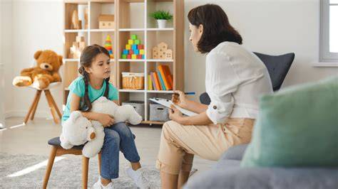 Padres hablando con un psicólogo infantil