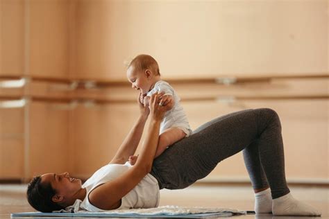 mujer con bebé haciendo ejercicio suave, o fisioterapeuta evaluando a una mujer postparto