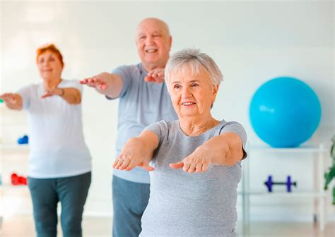 mujer activa y sonriente realizando actividad física suave con su bebé