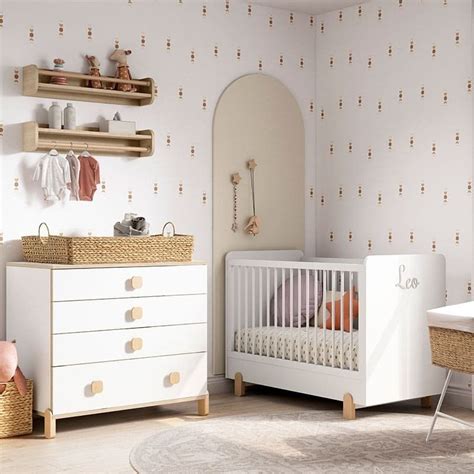 Habitación de bebé tranquila y en penumbra con una cuna