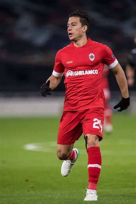 Cristian Benavente en acción con la camiseta de Sport Boys
