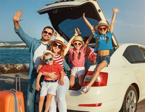 Foto de familia viajando con un bebé feliz en una cuna de viaje