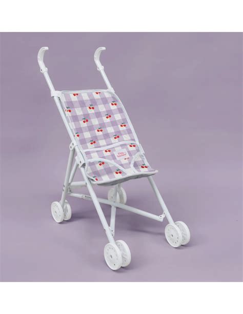 Detalle de los accesorios de una silla de paseo para muñecas, como un bolso y una burbuja de lluvia.